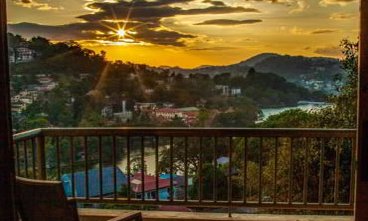 Sri Lanka Familienreise mit Kindern - Kandy - The Thilanka Hotel - Balkon