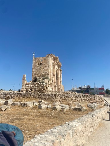 Tor mit Eingang zu Jerash - Jordanien Familienreise