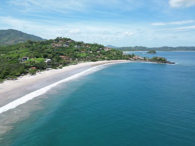 Weitläufiger, friedlicher Strand in Potrero, Guanacaste – Costa Rica Reise mit Kindern