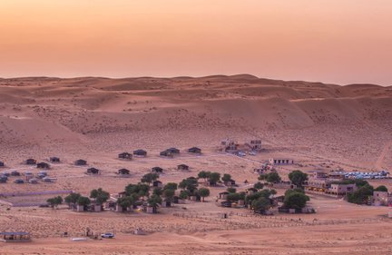 Weitwinkel-Blick auf das 1000 Nights Camp der Wahiba Sands – Oman Familienreise
