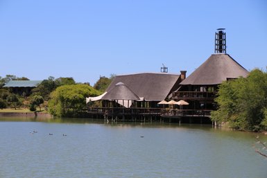 Restaurant der Buffelsdrift Game Lodge mit Blick auf den See – Garden Route Familienreise