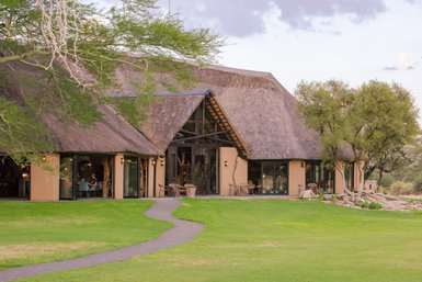 Außenansicht Okapuka Safari Lodge - Namibia Familienreise
