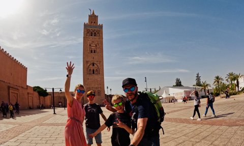 Familie hält den Moment vor der berühmten Koutoubia in Marrakesch mit einem Selfie fest – Marokko mit Kindern