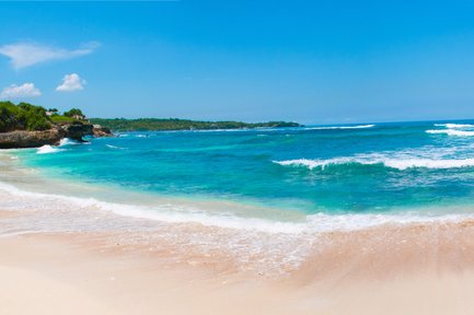 Feiner Sandstrand mit kristallklarem, blauem Wasser – Bali mit Kindern