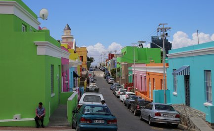 Farbenfrohe Häuserfassaden im Viertel Bo-Kaap in Kapstadt – Garden Route mit Kindern
