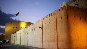 Festung von Nizwa beleuchtet bei Nacht im Oman – Oman Reise mit Kindern