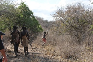 Jagdtechnik des Hadzabe-Stamms in der Wildnis – Tansania Familienreise