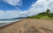 Blick auf Strand und Meer bei blauem Himmel - Costa Rica for family individuell - Costa Rica mit Kindern