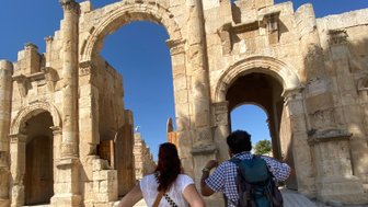 Guide erklärt Eingangstor Jerash - Jordanien Familienreise