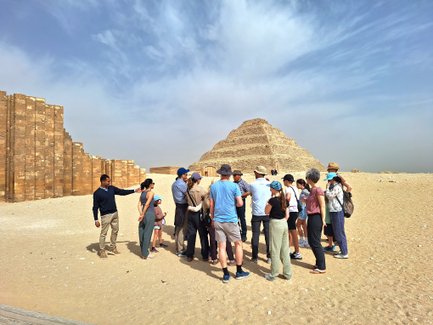 Familien-Reisegruppe besichtigt die Pyramiden von Gizeh in Kairo – Ägypten Reise mit Kindern