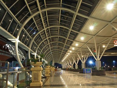 Blick auf den Ngurah Rai Flughafen auf Bali – Bali Reise mit Kindern