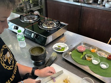 Kind bereitet Gemüse beim thailändischen Kochkurs zu – Thailand Familienreise