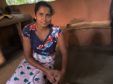 Einheimische Frau auf einem Bauernhof – Sri Lanka Reise mit Kindern