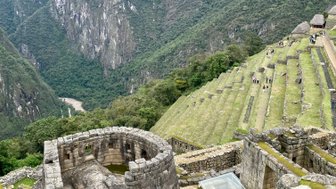 Die beeindruckenden Ruinen von Machu Picchu liegen hoch in den Anden, umgeben von majestätischen Bergen und dichten Wäldern.