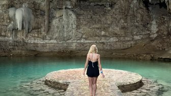 Teenagerin steht auf der Plattform in der Cenote Suytun bei Valladolid – Mexiko mit Kindern