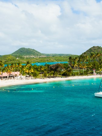 Segelboot ankert vor karibischer Insel 