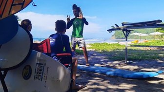 Surf-Guide gibt Surfunterricht in Costa Rica – Costa Rica mit Kindern