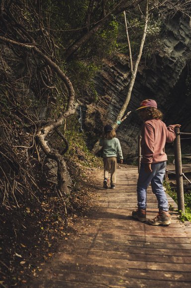 Kinder genießen die Natur beim Spielen im Tsitsikamma Nationalpark – Südafrika Familienreise