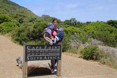 Mutter mit zwei kleinen Kindern am Aussichtspunkt im Kap der Guten Hoffnung – Garden Route Reise mit Kindern