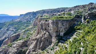 Aussichtspunkt mit Blick auf die zerklüfteten Berge und grünen Täler des Jebel Akhdar – Oman mit Kindern