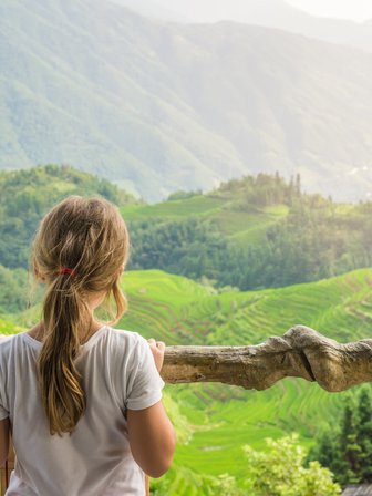 Mädchen in Reisterrassen von Longsheng - China mit Kindern
