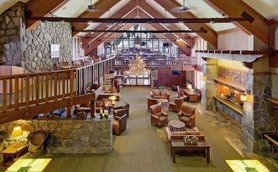 Der großzügige Lobbybereich des Mammoth Mountain Inn zeigt gemütliche Sitzgelegenheiten und eine beeindruckende Holzdecke.