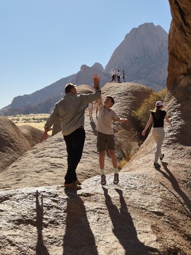 Kind und Reiseleiter im Erongogebirge - Namibia mit Kindern