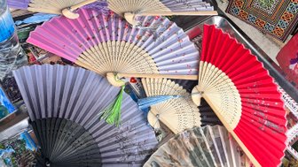 Farbige Fächer in einem Geschäft in Hoi An – Vietnam mit Kindern