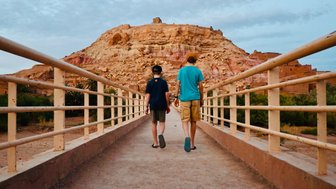 Kinder erkunden die alte Brücke vor der Kasbah von Aït Ben Haddou – Familienurlaub in Marokko