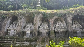 Historische Bauwerke und alte Architektur beim Gunung Kawi Tempel – Bali Familienreise