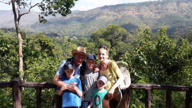 Foto von 5-köpfiger Familie im Khao Sok Nationalpark - Thailand Familienreise
