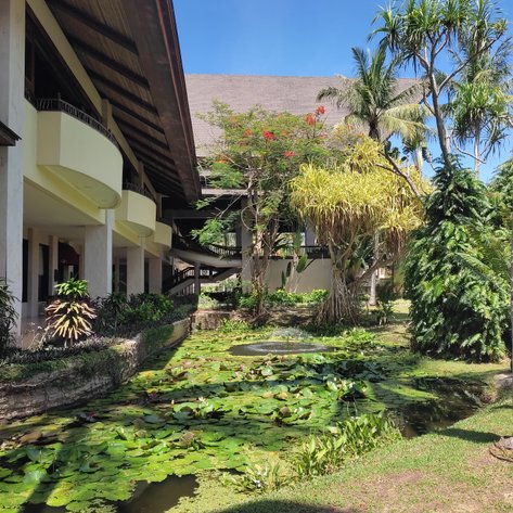 Tropischer Garten mit Wasserspiel im Nexus Resort & Spa Karambunai – Malaysia & Borneo mit Kindern