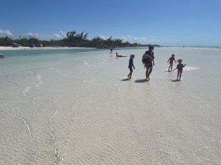 Familie genießt den Tag am ruhigen Sandstrand von Holbox – Mexiko Familienreise