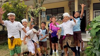 Kinder und Einheimische posieren gemeinsam für ein Foto – Indonesien Reise mit Kindern