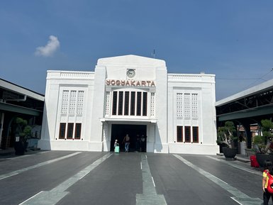 Haupteingang des Bahnhofs in Yogyakarta – Indonesien mit Kindern