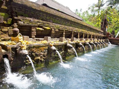 Heiligen Pura Tirta Empul Tempel mit seinen heiligen Quellen – Bali Reise mit Kindern
