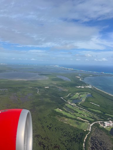 Landschaft beim Abflug aus Cancún aus dem Flugzeug – Mexiko Familienreise