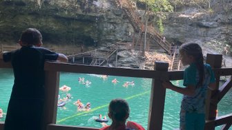 Kinder haben Spaß beim Baden in der Cenote X’Canché nahe der Maya-Ruinen von Ek Balam – Mexiko Familienreise