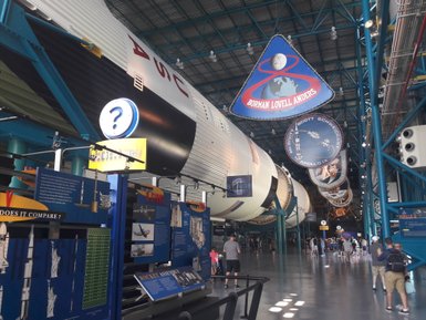 Im Kennedy Space Center sind große Raketen und informative Ausstellungen zu sehen, die Besucher anziehen und faszinieren.