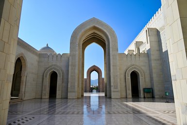 Torbogen der Sultan-Qabus-Moschee in Muscat – Oman Familienreise