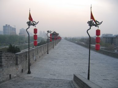 Spaziergang auf der historischen Stadtmauer von Xi’an – China Reise mit Kindern