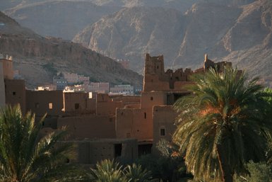 Historische Kasbah umgeben von Palmen in Aït Ben Haddou – Marokko Reise mit Kindern