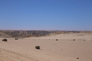 Eine trockene Landschaft erinnert mit ihren Felsen und Tälern an eine Mondlandschaft - Namibia Rundreise mit Kindern