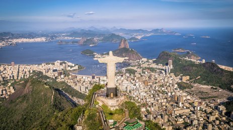 Die berühmte Christusstatue breitet ihre Arme über die Stadt Rio de Janeiro und die umliegenden Berge aus.