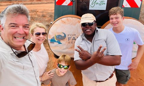 Familie mit Safariguide vor einem Jeep in Kenia - Kenia Familienreise