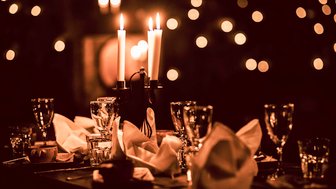 Ein gedeckter Tisch in einem Restaurant mit gedimmten Licht