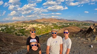 Familie macht Selfie mit Blick auf das Bahla Fort im Oman – Oman Familienreise