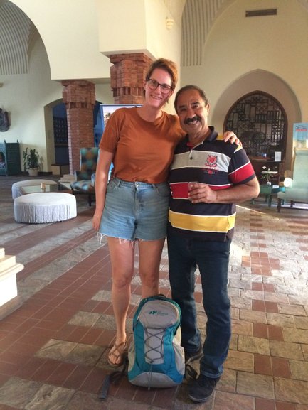 Eine Frau macht Bild mit ihrem Reiseleiter im Hotel in Ägypten – Ägypten Reise mit Kindern
