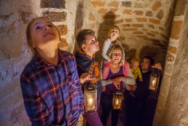 Eine Familie läuft eine Wendeltreppe hoch