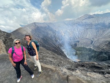 Zwei Frauen stehen am Rand des Kraters des Bromo Vulkans – Indonesien Familienreise